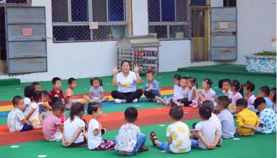 幼兒園老師晨檢,發現孩子褲兜鼓鼓囊塞,翻看后隱晦勸家長退園