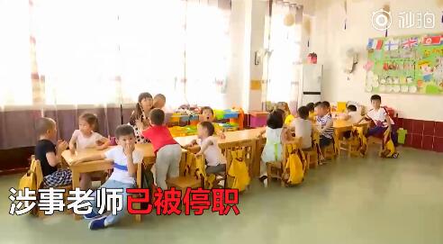 幼兒園小班長(zhǎng)持棍狂抽多名同學(xué) 老師竟全程默許